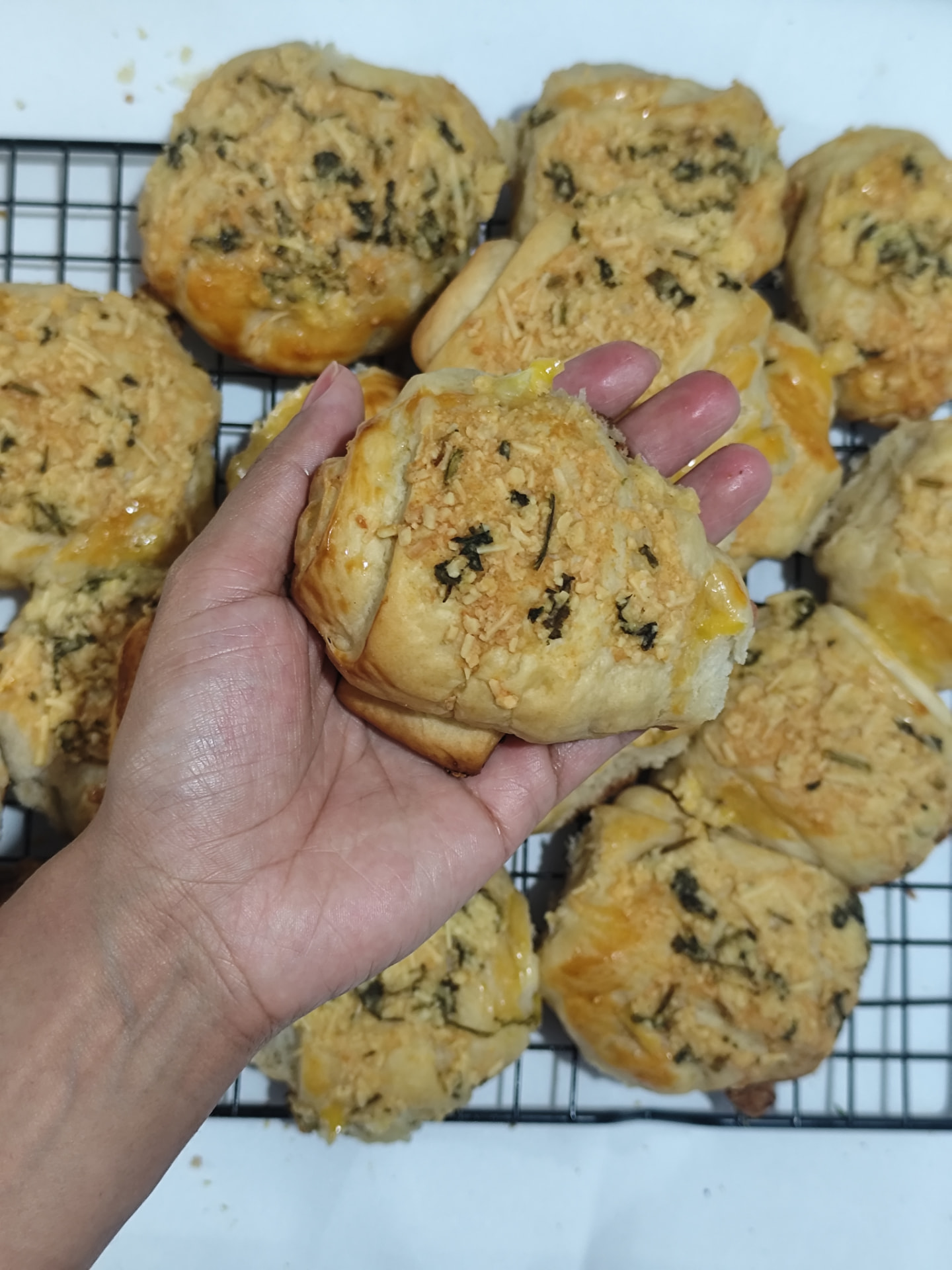 Pacote de bisnaguinhas de parmesão recém-assadas