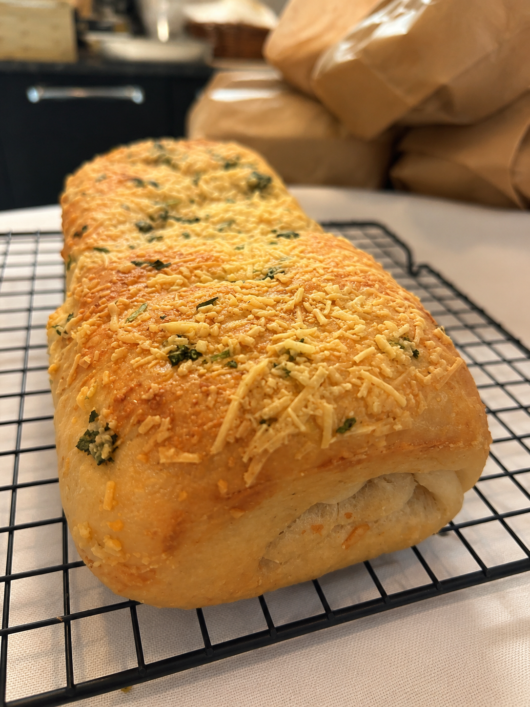 Miolo de Parmesão inteiro com crosta dourada de queijo e ervas